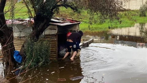 İzmir'de İtfaiye Eri Vatandaşı Kurtardı