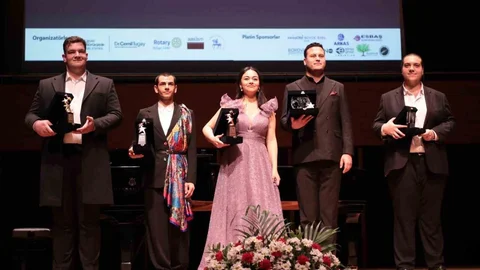 Anadolu Üniversitesi Öğrencilerinden Başarı Ödülü