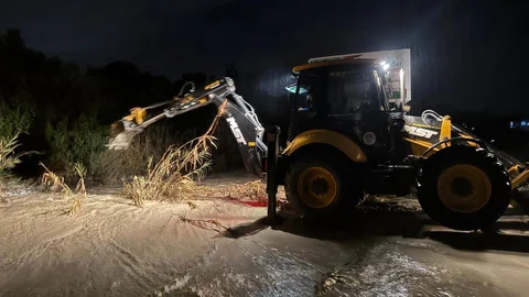 Akdeniz Belediyesi Gece Boyunca Sahada: Motopomp ve Kepçelerle Taşkınlara Karşı Mücadele
