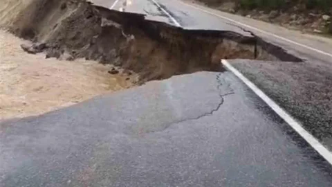 Adana'da Karayolu Kapandı