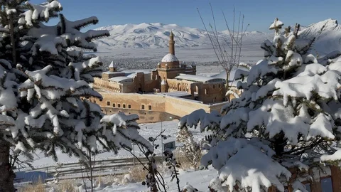 Ağrı'da Tarihi Saray Beyaza Büründü