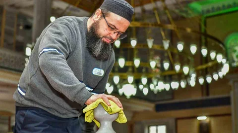 Esenyurt'ta Camiler Temizleniyor