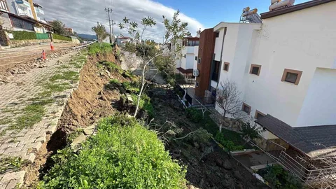 Çanakkale’de İstinat Duvarı Çöktü