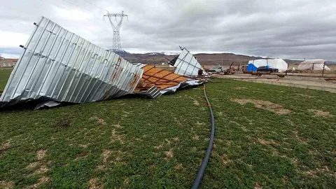Kayseri'de Şiddetli Rüzgar Ahır Çatısını Uçurdu