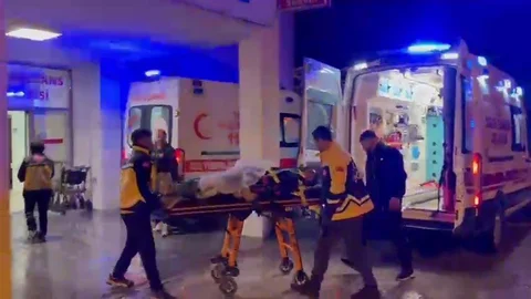 Hafif Ticari Araç Bariyerlere Çarptı