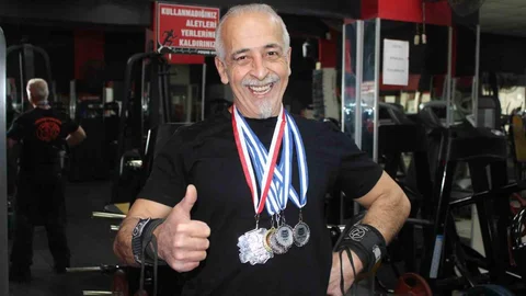 Aydın'da 65 Yaşındaki Hakkı Bozat 420 Kilo Kaldırdı