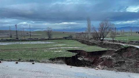 Afyonkarahisar'da Yolda Göçük Oluştu
