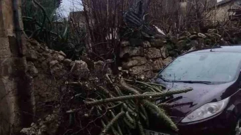 Tarsus'ta Çöken Duvar Araca Zarar Verdi