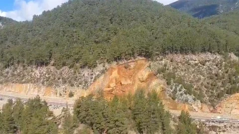 Gündoğmuş'ta Toprak Kayması Oldu