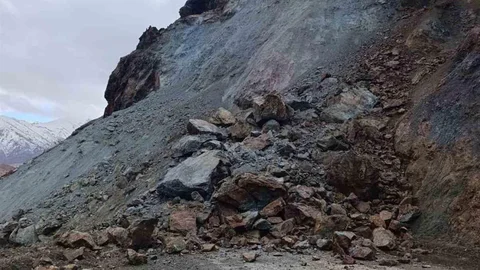 Elazığ'da Heyelan Yol Kapandı