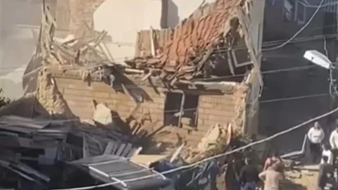 Gemlik'te Metruk Bina Çöktü