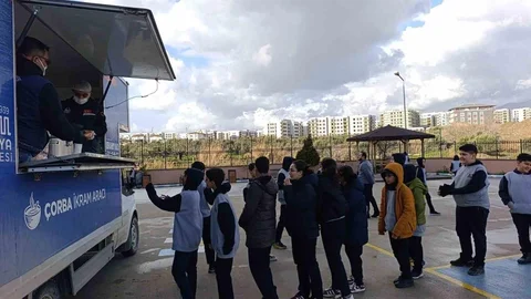 Antakya'da Öğrencilere Çorba İkramı