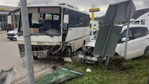 Amasya'da Midibüs ve Kamyonet Çarpıştı