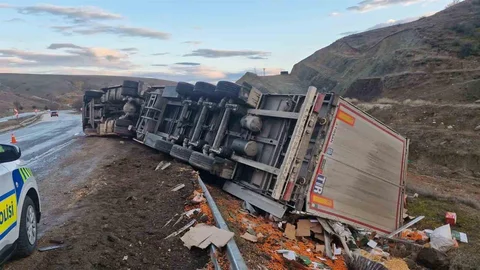 Çorum'da Tır Devrildi, Sürücü Kurtuldu