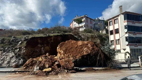Dursunbey'de Dev Kaya Parçası Düştü