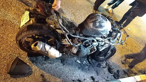 Osmaniye'de Park Halindeki Motosiklet Yandı