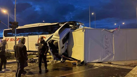 Kayseri'de Otobüs ve Kamyonet Çarpıştı