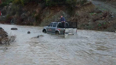 Hatay'da Sel Nedeniyle Araçlar Mahsur Kaldı