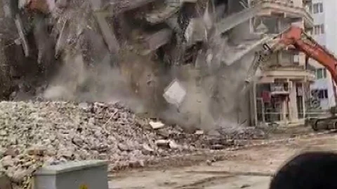 Hatay'da 5 Katlı Bina Yıkıldı
