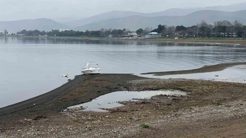 İznik Gölü'nde Su Seviyesi Düşüyor