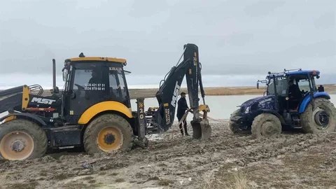 Van Gölü Sahilinde Traktör Kurtarıldı