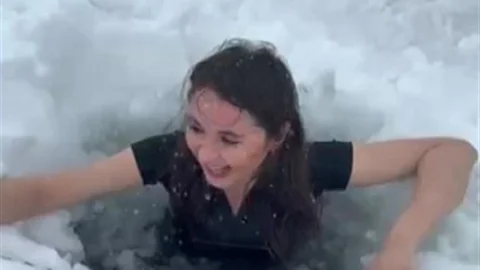 Kars'ta Kadının Buzlu Göl Macerası