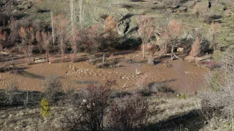 Göksu Nehri Taşarak Tarım Arazilerini Sular Altında Bıraktı