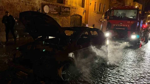 Mardin'de Otomobil Yangını Söndürüldü