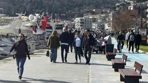 İstanbul'da Bebek Sahilinde Güneşli Gün