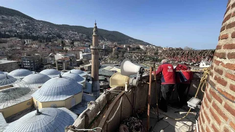 Bursa Ulu Cami'de Ramazan Mahyası Asıldı