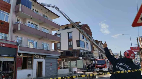 Kocaeli'de Çatı Katında Yangın Çıktı