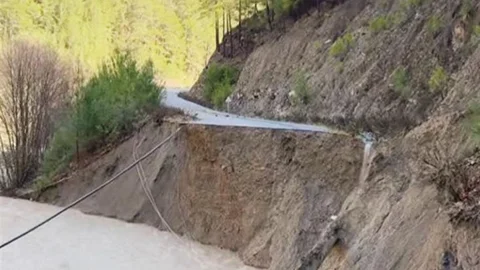 Gazipaşa’da Heyelan Sonrası Yol Kapandı