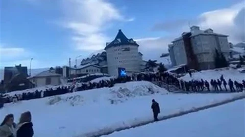 Uludağ'da Teleferik Kuyruğu Dikkat Çekti
