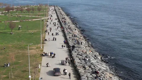 Avcılar'da Güneşli Havada Sahil Kalabalığı
