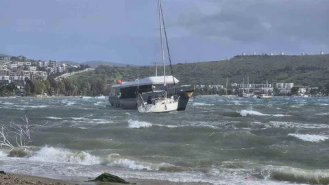 Bodrum'da Kuvvetli Fırtına Etkili Oldu