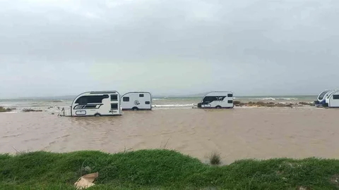 Ezine'de Karavanlar Sular Altında Kaldı