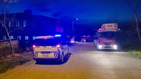 Düzce'de Kuvvetli Rüzgar Okul Çatısını Uçurdu