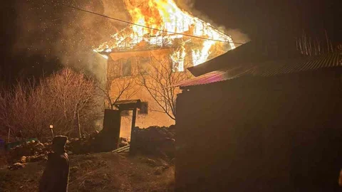 Gümüşhane'de 3 Katlı Evde Yangın Çıktı