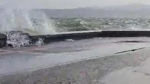 İzmir'de Şiddetli Fırtına Etkili Oldu