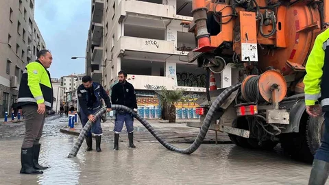 İzmir'de Meteorolojik Olaylar Yaşanıyor