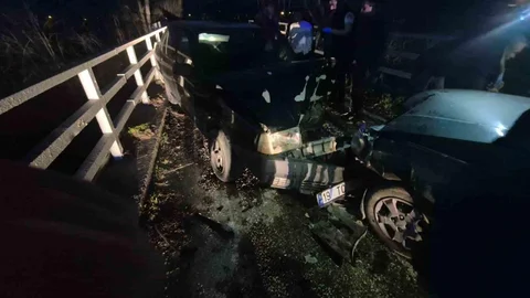 Bursa'da İki Araç Çarpıştı