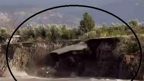 Hatay'da Yol Çökmesi Görüntülendi