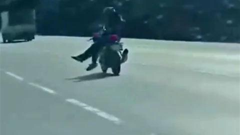 Tehlikeli Motosiklet Yolculuğu İstanbul'da Görüntülendi