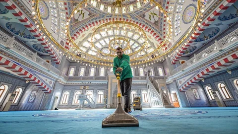 Ramazan'a Hazırlık: Mersin Büyükşehir'den Ramazan Öncesi İbadethane Temizliğinde Yoğun Mesai
