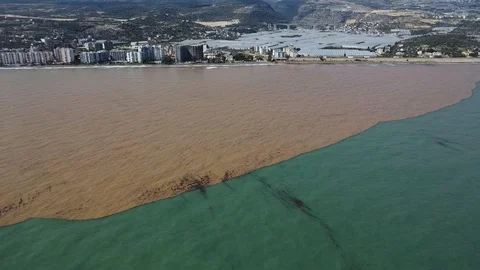 Mersin'de Sel Suları Akdeniz'i Çamura Bürüdü