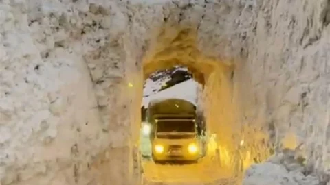 Kar Tüneli ile Ulaşım Sağlanıyor