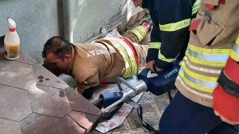 Hatay'da Havalandırma Boşluğuna Düşen Köpek Kurtarıldı