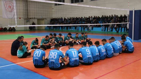 Aksaray'da Voleybol Turnuvasında Kitap Dağıtımı