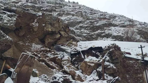 Sivas'ta Yamaçtan Düşen Kayalar Tehlike Yarattı