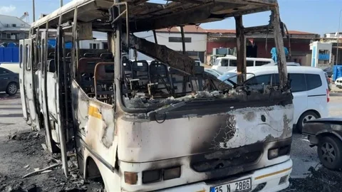 İzmir'de Hurda Minibüs Yangını